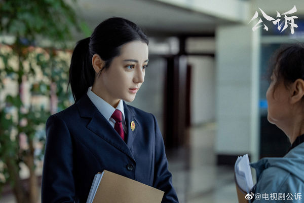 迪丽热巴太美演检察官挨批不适合 粉丝力挺:漂亮不是罪