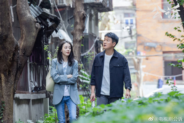 迪丽热巴太美演检察官挨批不适合 粉丝力挺:漂亮不是罪