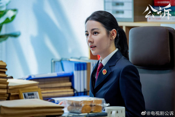 迪丽热巴太美演检察官挨批不适合 粉丝力挺:漂亮不是罪