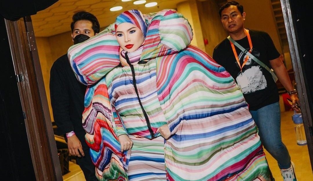 造型遭网批如被单 女歌手:我配合节目主题“最糟的一天”