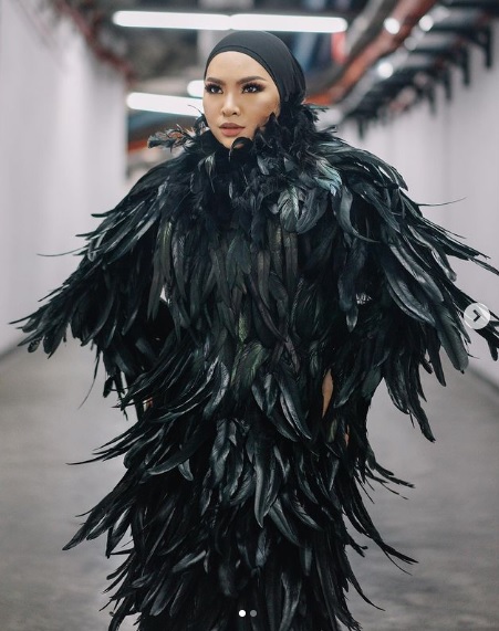 造型遭网批如被单 女歌手:我配合节目主题“最糟的一天”