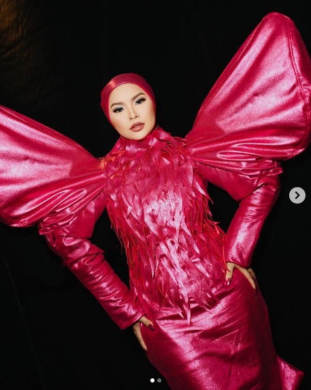 造型遭网批如被单 女歌手:我配合节目主题“最糟的一天”