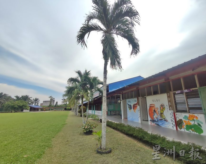 逾20志愿人士耗2个月 为中华小学绘35壁画