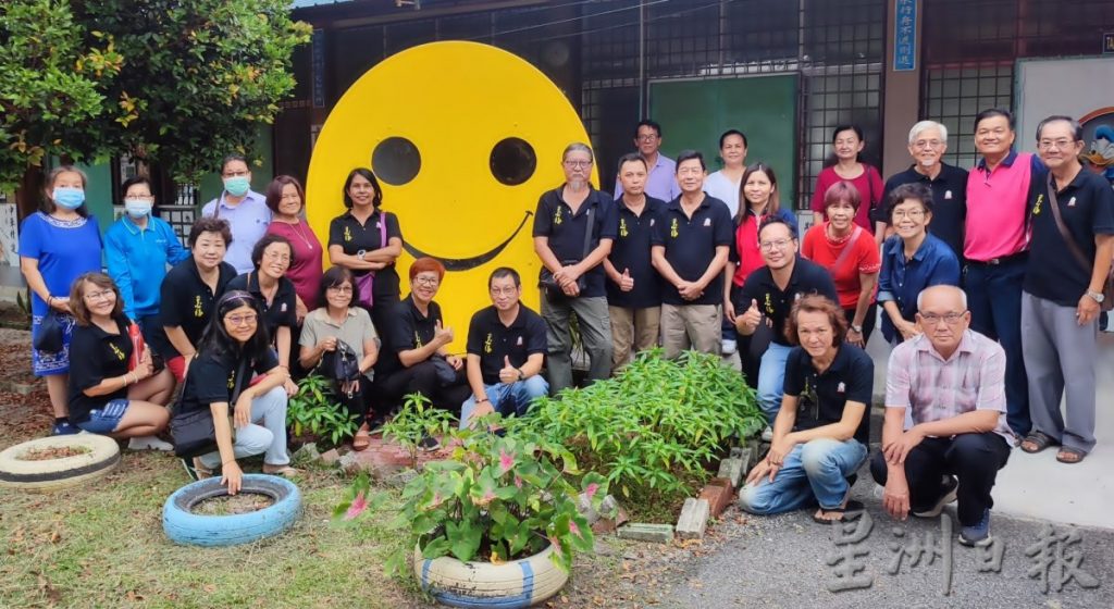 逾20志愿人士耗2个月 为中华小学绘35壁画