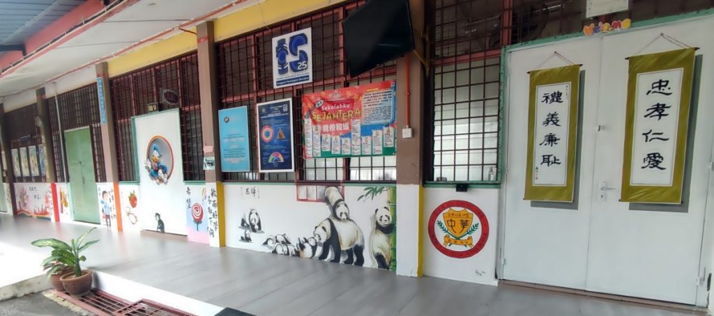 逾20志愿人士耗2个月 为中华小学绘35壁画