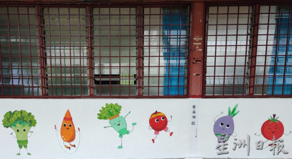 逾20志愿人士耗2个月 为中华小学绘35壁画