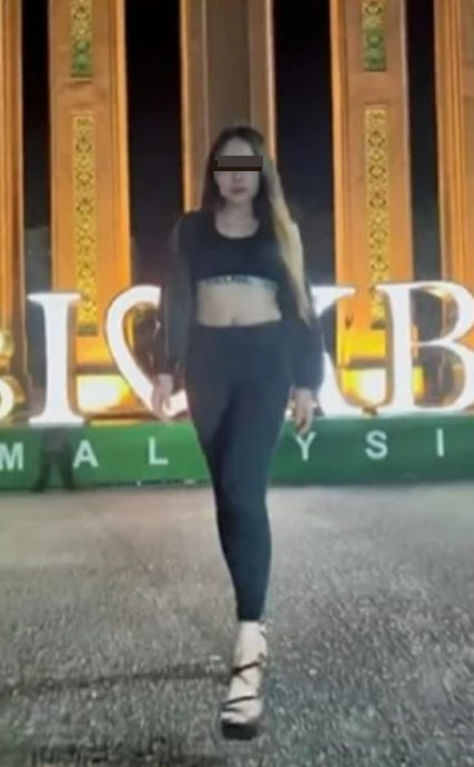 金发女在丹州景点性感走秀惹议 网轰:这里不是吉隆坡!