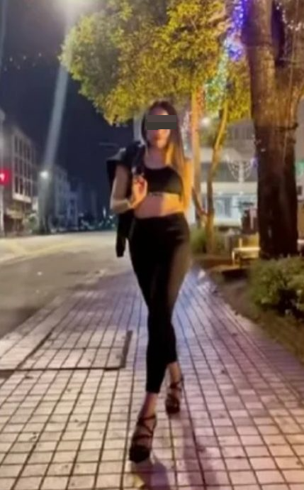 金发女在丹州景点性感走秀惹议 网轰:这里不是吉隆坡!