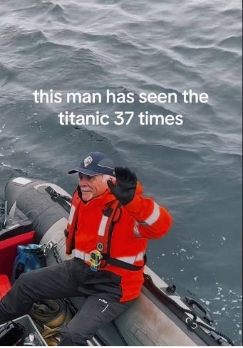 铁达尼观光潜艇“下沉前”最后画面曝光 驾驶员坐小艇挥手微笑