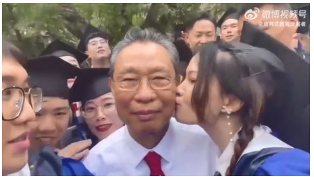锺南山与美女学生合影被突吻脸颊 自嘲「难同老婆交代」
