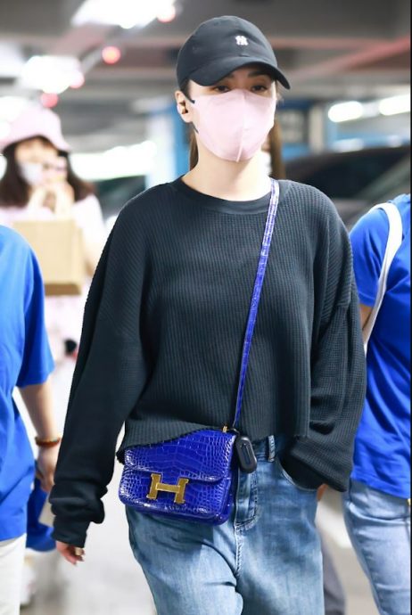 锺欣潼机场拒收礼物被指耍大牌 粉丝曝真相揭其暖举