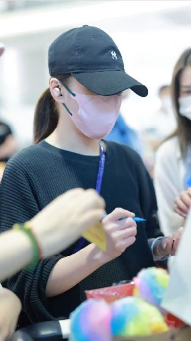 锺欣潼机场拒收礼物被指耍大牌 粉丝曝真相揭其暖举