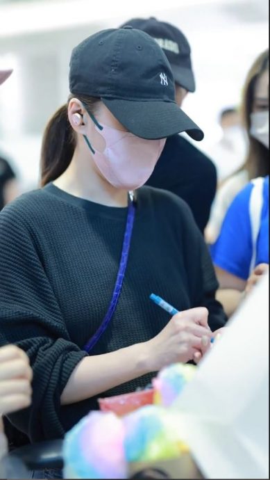 锺欣潼机场拒收礼物被指耍大牌 粉丝曝真相揭其暖举