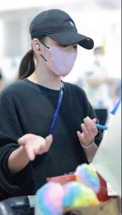 锺欣潼机场拒收礼物被指耍大牌 粉丝曝真相揭其暖举