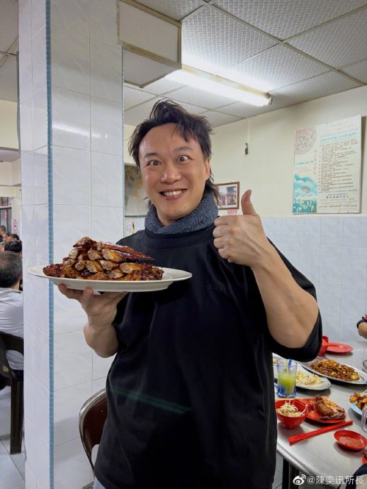 陈奕迅街坊Look路边开餐  饭友不似老婆引热议