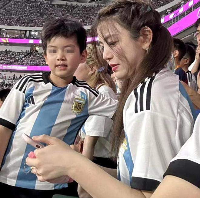 陈妍希带儿朝圣梅西 6岁小星星高清照曝光