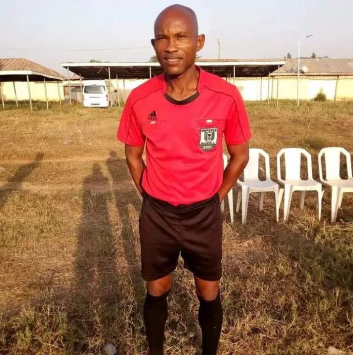 雨中执法足球赛 裁判遭雷劈身亡