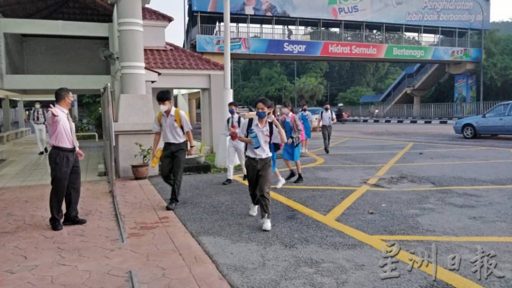 霹上周153人染冠病3死 校方鼓励学生续戴口罩