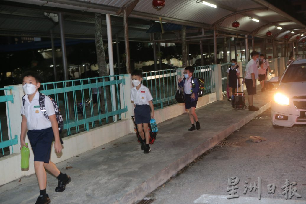 霹上周153人染冠病3死 校方鼓励学生续戴口罩