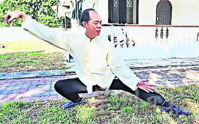 霹:封底主文【十八般武艺】/6月2日见报/一家共习太极拳 天伦之乐成美好回忆