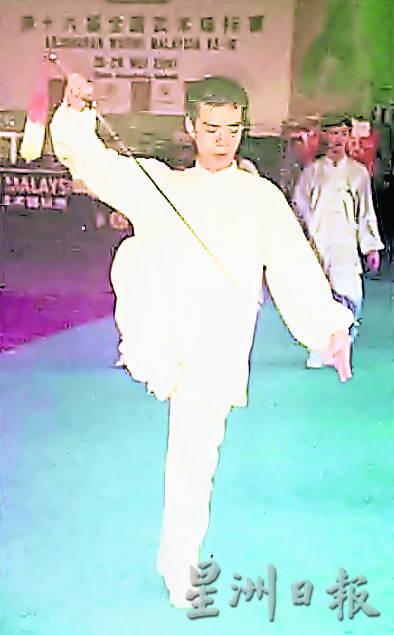 霹:封底主文【十八般武艺】/6月2日见报/一家共习太极拳 天伦之乐成美好回忆