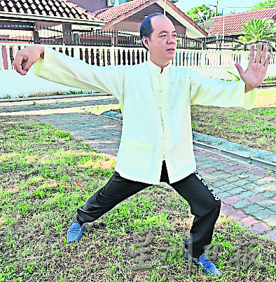 霹:封底主文【十八般武艺】/6月2日见报/一家共习太极拳 天伦之乐成美好回忆