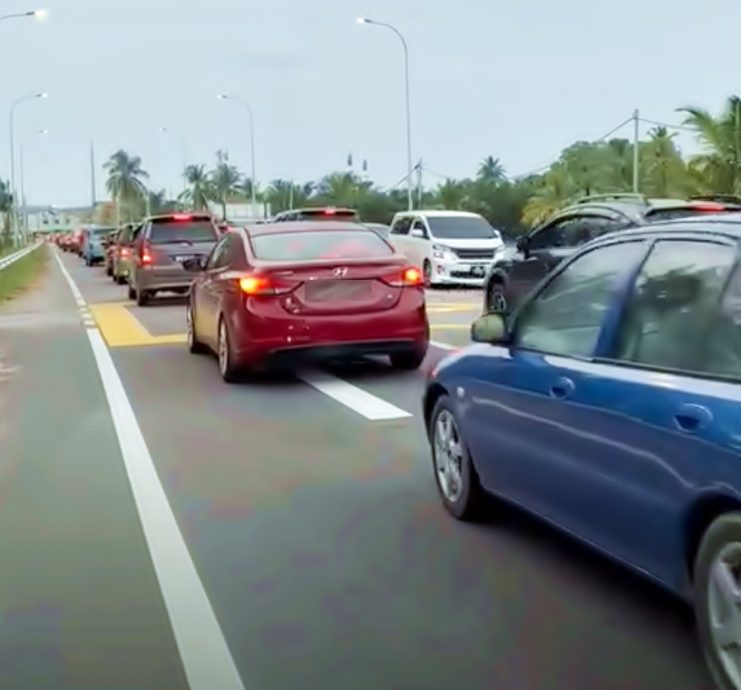 霹：封面主文／峇眼拿督大桥通车 旅客涌入现罕见车龙