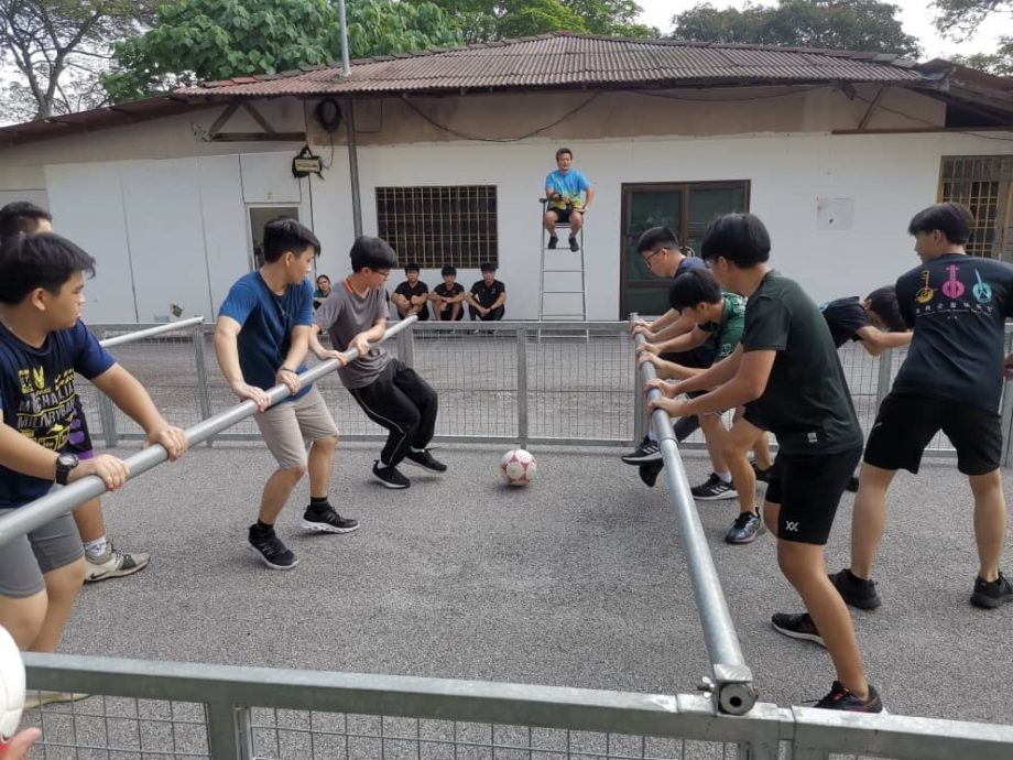 霹:或可封底内/人类桌面足球 有趣刺激