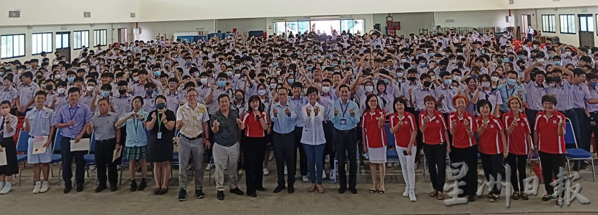 霹：第四版头／马华作家永乐多斯“扬帆待发”讲座 