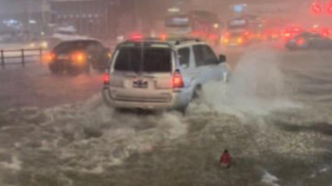 韩国大雨下不停! 京畿道降下1公分大冰雹