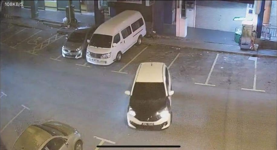 首都镇宠物用品店清晨遇劫,女店主勇敢应对保护自己和猫咪