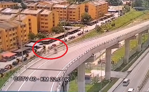 骑士从高架天桥30公尺坠地 逆行肇祸司机逃离现场