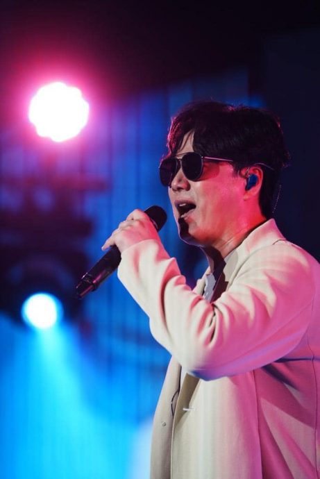 黄子佼爆料烧到萧煌奇? 被指装盲本尊回10字