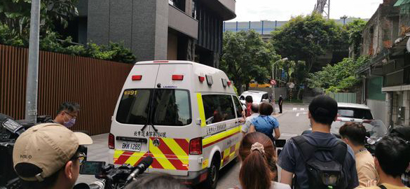 黄子佼自残轻生呈昏迷 身上多处刀伤