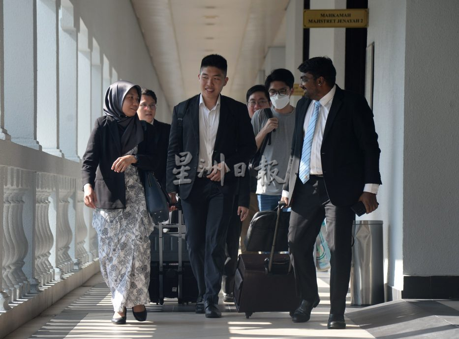 黄彦铬毕业典礼举牌案/黄彦铬:个人决定