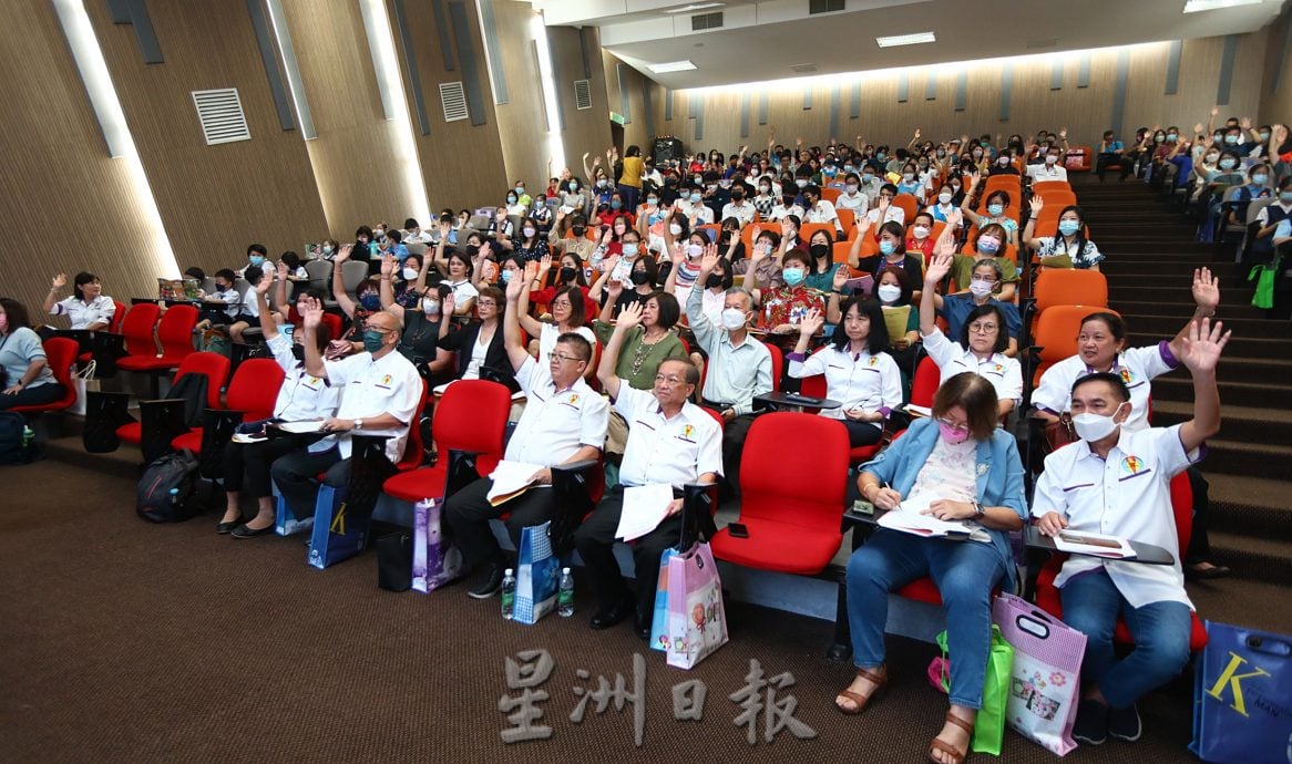 (主文)吉隆坡华校教师公会代表大会.杜淑菁:教师勿跟风提早退休