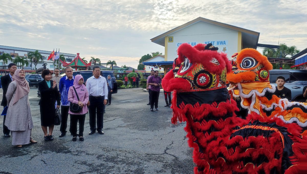 (全国版)教育部长法丽娜:不会因“吉大臣索槟州”去审核调整历史课本内容!