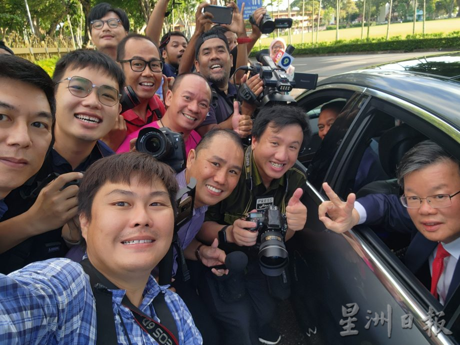 曹观友觐见州元首，御准28日解散州议会