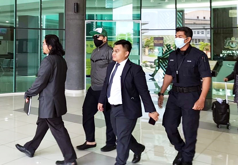 （全国版）网红传教士被质疑买假拿督，推事拒警延扣申请获保外