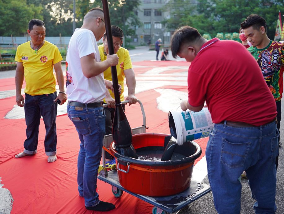 （全国版）许文华“凛然正气”214尺长32.1尺宽创大马纪录大全