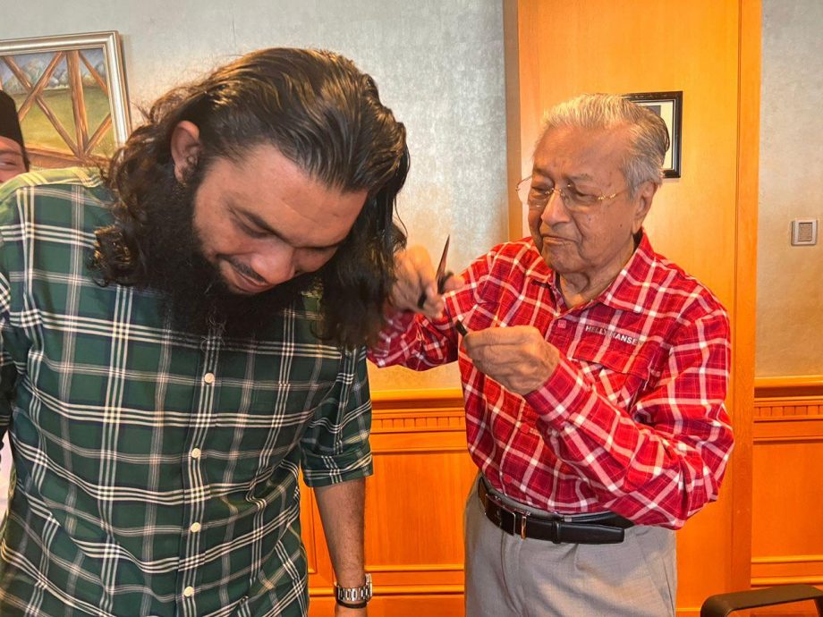 （全国版）阿兹里让马哈迪为他剪发，决定重返政坛！