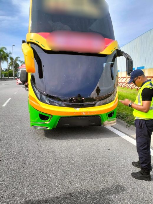 路税已逾期的长巴继续载客遭陆路交通局取缔。辆长途巴士的路税已过期,但司机仍提供载客服务,结果遭槟州陆路交