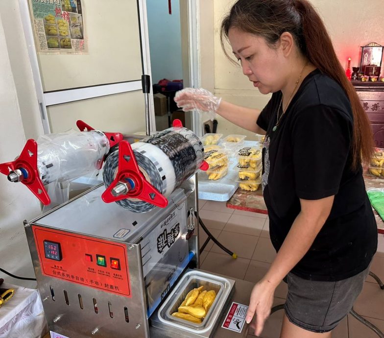 (古城封面主文)古城榴梿飘香 假期游客涌入带旺榴梿市场