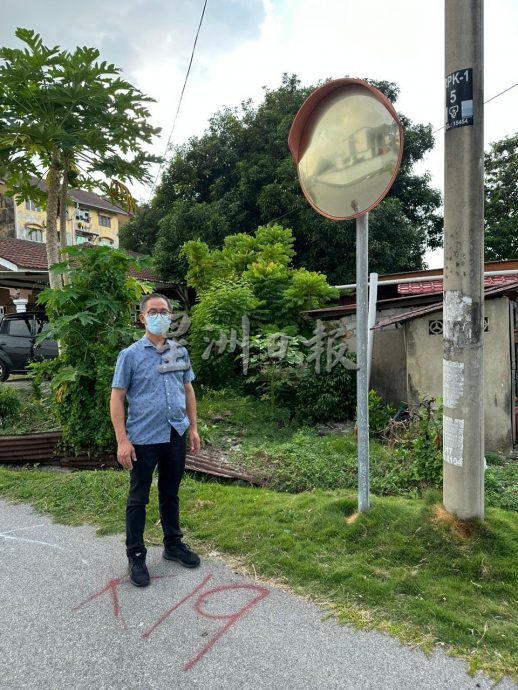 (古城封面主文)疑路牌不见惹祸 邮差5期周刊一起送