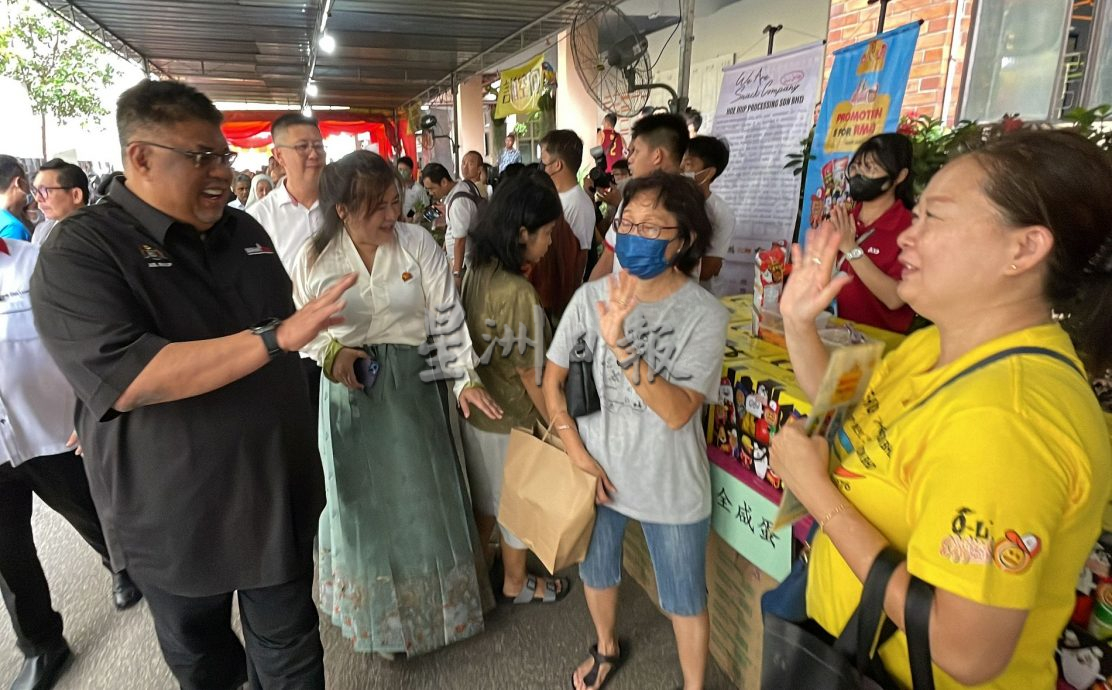 （古城封面主文）首次出席培风校庆·首长送上贺礼