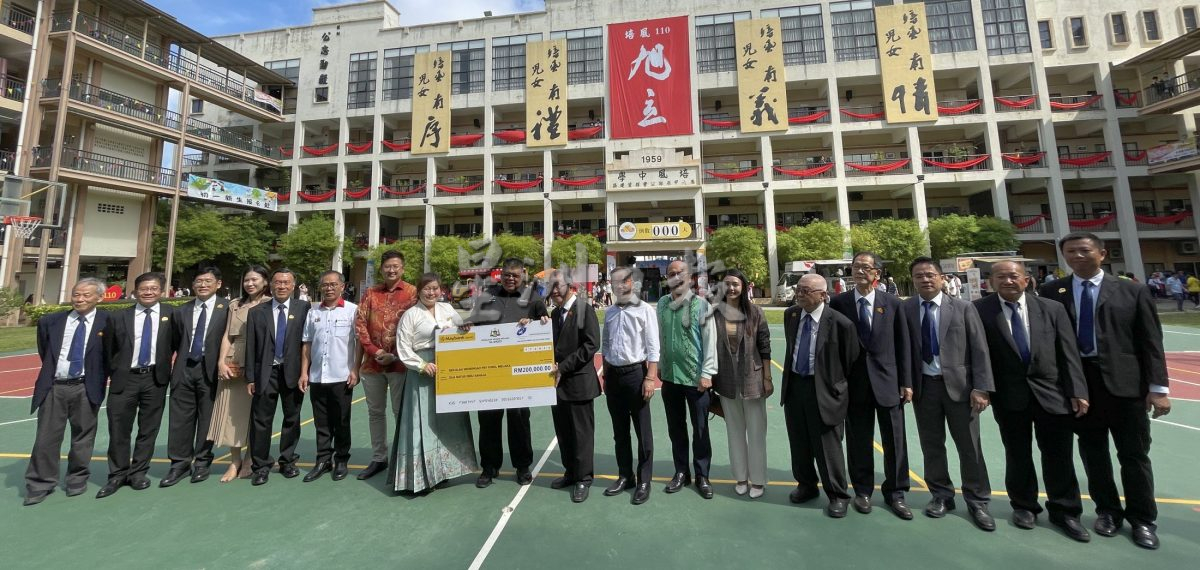 (古城封面主文)首次出席培风校庆·首长送上贺礼