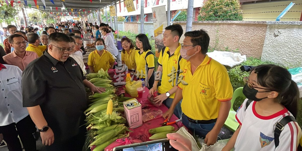 （古城封面主文）首次出席培风校庆·首长送上贺礼