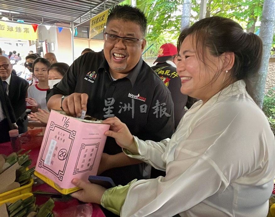 (古城封面主文)首次出席培风校庆·首长送上贺礼
