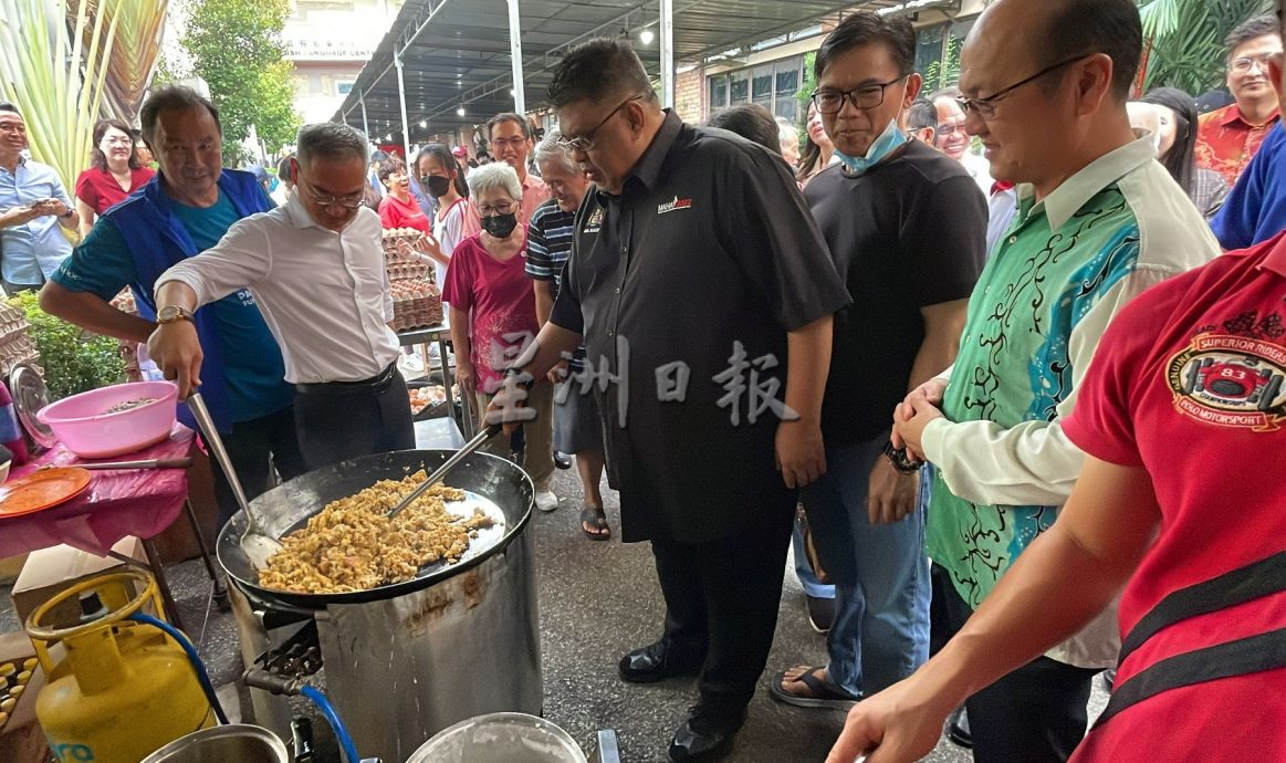 （古城封面主文）首次出席培风校庆·首长送上贺礼
