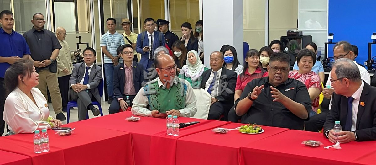 (古城封面主文)首次出席培风校庆·首长送上贺礼